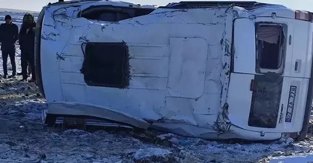 Diyarbakır'da öğretmenleri taşıyan servis kaza yaptı: 11 yaralı