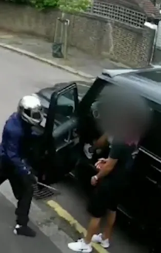 İngiliz polisi paylaştı! İşte Mesut Özil ve Sead Kolasinac'a yapılan saldırının yeni görüntüleri