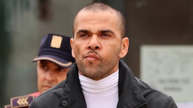 cinsel-saldiri-sucundan-tutuklanan-dani-alves-hakkinda-flas-gelisme-1-milyon-euro-kefalet-odeyerek-hapisten-ci-1711396834207.jpeg Cinsel saldırı suçundan tutuklanan Dani Alves hakkında flaş gelişme! 1 milyon Euro kefalet ödeyerek hapisten çıktı-5