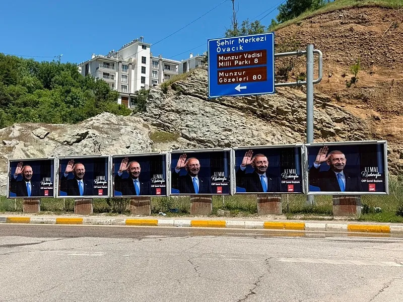 kilicdaroglunun-memleketinde-afis-hareketliligi-genel-baskan-unvaniyla-tum-sehre-asildi-valilikten-aciklama-ge-1780420312956.jpeg Kılıçdaroğlu'nun memleketinde afiş hareketliliği! "Genel başkan" unvanıyla tüm şehre asıldı: Valilikten açıklama geldi-2