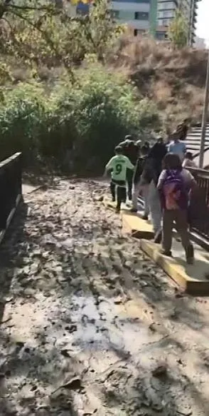 chp-cop-cukur-camur-esenyurtta-survivor-parkuru-gibi-okul-yolu-1696258938840.jpeg CHP'li Belediye'nin çamur hizmeti! Esenyurt’ta okul yolu çamur gölüne döndü | Öğrenci ve veliler mağdur oldu-5