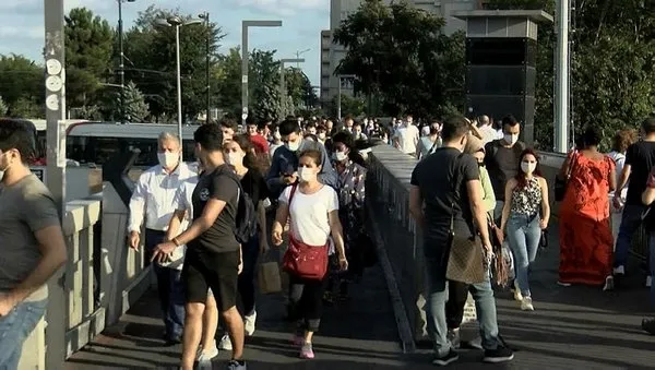 istanbul-cevizlibagdaki-metrobus-duraginda-korkutan-yogunluk-1599679587467.jpg İstanbul Cevizlibağ'daki metrobüs durağında korkutan yoğunluk-2