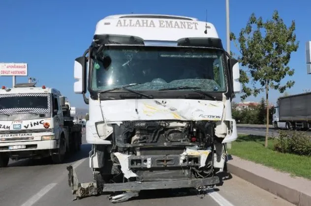 Afyonkarahisar'da feci kaza: TIR ile çarpışan taksideki şoför ve yolcu öldü!
