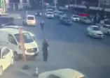 Güngören'de otomobil tramvaya çarptı