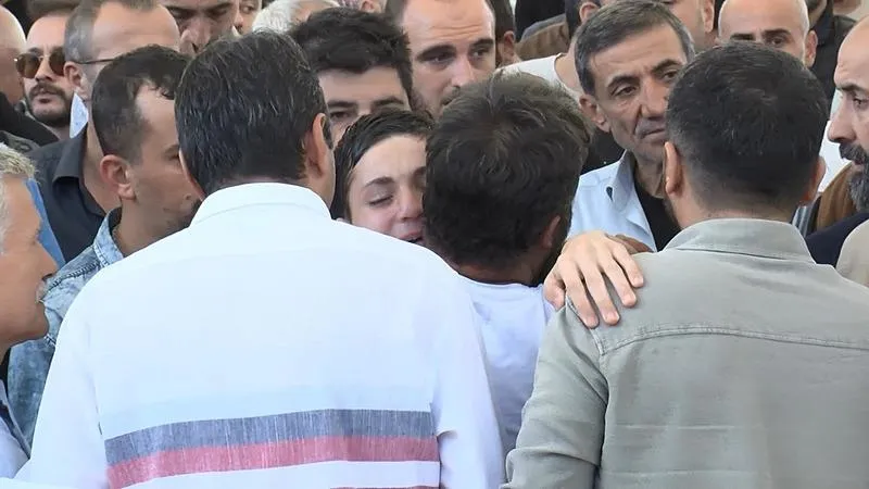 İkbal Uzuner son yolculuğuna uğurlandı. Cenaze sırasında İkbal'in yakınlarının ayakta durmakta güçlük çektiği görüldü. (DHA)