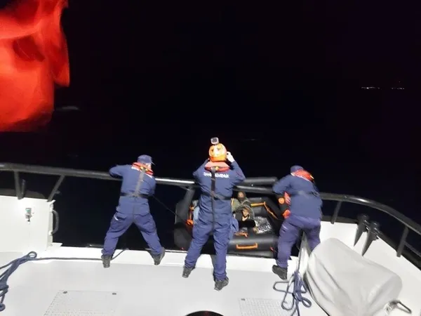 ege-denizinde-gocmen-hareketliligi-130-gocmen-kurtarildi-1667454018857.jpeg