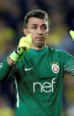 Galatasaray'da Muslera'ya jübile teklifi