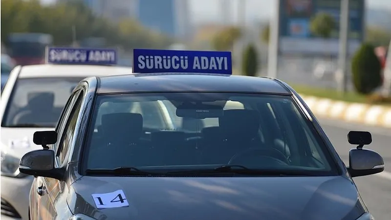 ehliyet-alacaklar-dikkat-surucu-sinavlarinda-yeni-duzenleme-cezasi-artti-1720536075760.jpg Ehliyet alacaklar dikkat! Sürücü sınavlarında yeni düzenleme | Bu hatayı yapanların cezası 5 yıla çıkarıldı-1