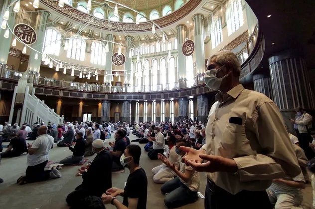 Taksim Camii ikindi namazında da doldu... Mesafe kuralına uyulurken turistler hatıra fotoğrafı çekti