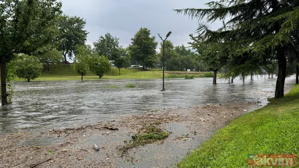 Bursa'da sağanak hayatı felç etti! Ev, iş yeri, AVM otoparkı ve metroları su bastı... Taşan Nilüfer Çayı'ndan ceset çıktı - 25