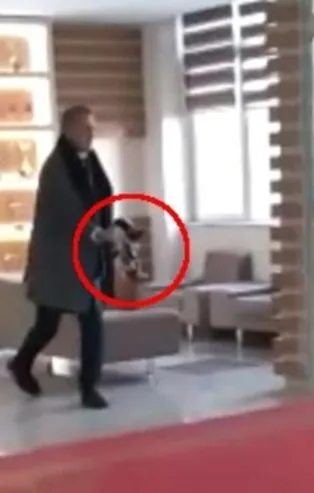Kayseri'de bir lisede skandal görüntü! Üşümesin diye içeri alınan kediyi okul müdürü tekmeleyerek dışarı fırlattı