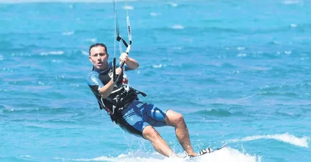 Mustafa Sandal oğlu Yaman ile birlikte Alaçatı'da deniz ve rüzgarın tadını çıkardı