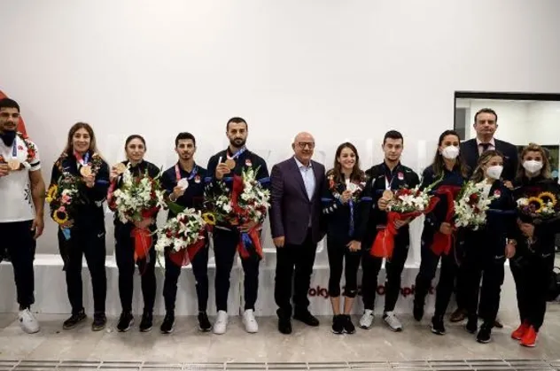 Milli sporcular yurda döndü! Coşkulu karşılama