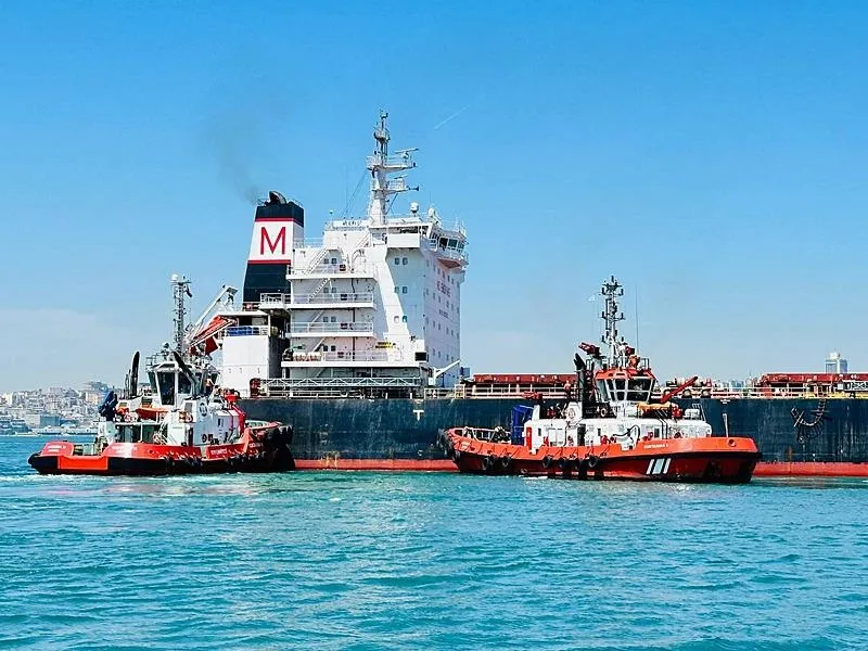 İstanbul Boğazı'nda karaya oturan yük gemisi kurtarıldı! Gemi trafiği normale döndü-5