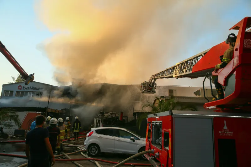 İzmir Çiğli'de korkutan yangın! Madeni yağ deposu alev alev yandı - 7