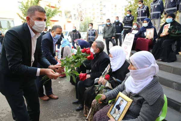 diyarbakirda-hdpnin-onundeki-eyleme-iki-aile-daha-katildi-1605963510184.jpg Diyarbakır'da HDP'nin önündeki eyleme iki aile daha katıldı-5