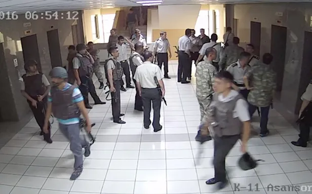 Görüntüleri ortaya çıktı! FETÖ'cü darbeciler rehineleri 'canlı kalkan' yapmışlar-3