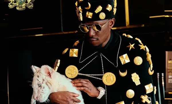 lutfu-savas-sokta-afrika-prensi-diye-agirladigi-kisi-sosyal-medya-fenomeni-cikti-1676969238752.jpeg Lütfü Savaş trollendi: 'Afrika prensi' diye ağırladığı kişi gece kulübü işletmecisi ve müteahhit çıktı!-13