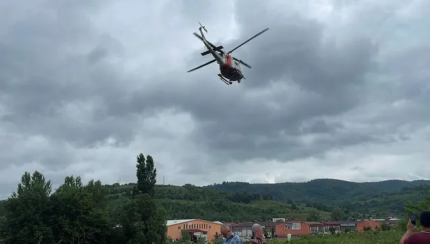 Bartın'da sel nedeniyle sanayi sitesinde mahsur kalan işçilerin imdadına Sahil Güvenlik helikopteri yetişti-6