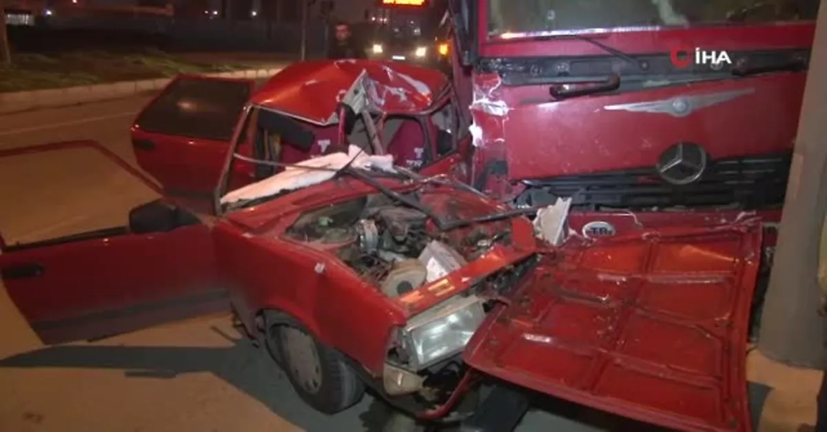 İzmir'de feci kaza! Kamyon otomobili ezdi