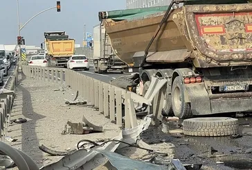 İki kamyon kafa kafaya çarpıştı