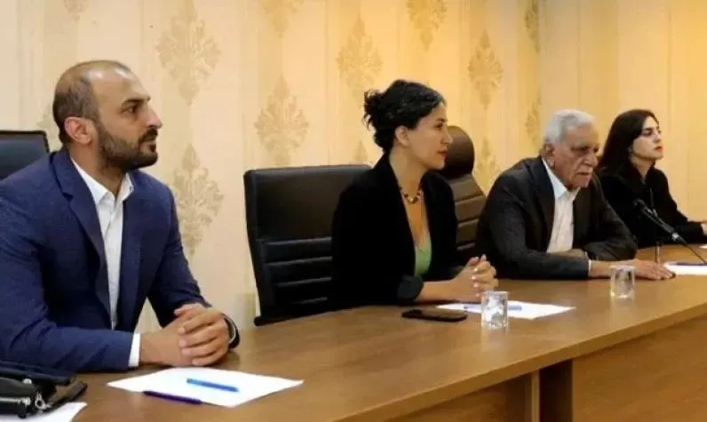 son-dakika-baskan-erdogandan-cok-net-yeni-anayasa-mesaji-ozgur-ozelle-ne-konusacak-demli-boluculere-kayyum-sin-1713862967552.jpeg DEM'i bozuklar Mardin'de İstiklal Marşı'nı yasakladı