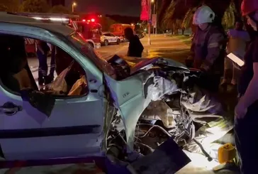 Kartal'da feci kaza! Kontrolden çıkan araç aydınlatma direğine çarptı: 3 yaralı