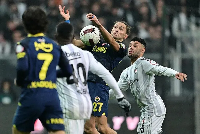 fenerbahce-besiktasi-yendi-hakem-kararlari-maca-damga-vurdu-1702144170475.jpeg Fenerbahçe Beşiktaş'ı yendi! Hakem kararları maça damga vurdu-2