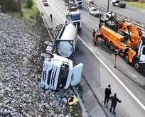 Esenyurt TEM Otoyolu’nda tanker devrildi