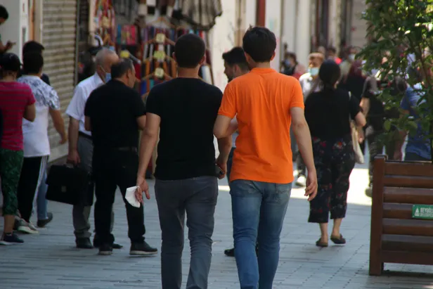 istiklal-caddesinden-ayni-manzara-maske-ve-sosyal-mesafe-hice-sayildi-1592757303055.jpg İstiklal Caddesi'nden aynı manzara! Maske ve sosyal mesafe hiçe sayıldı-4
