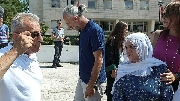 pinar-gultekinin-babasini-arayarak-baski-yapan-chpli-vekile-sahip-cikan-kemal-kilicdaroglu-cemal-metin-avciya-1655814913574.jpg Pınar Gültekin'in babasını arayarak baskı yapan CHP'li vekile sahip çıkan Kemal Kılıçdaroğlu, Cemal Metin Avcı'ya verilen cezaya "az" dedi-2