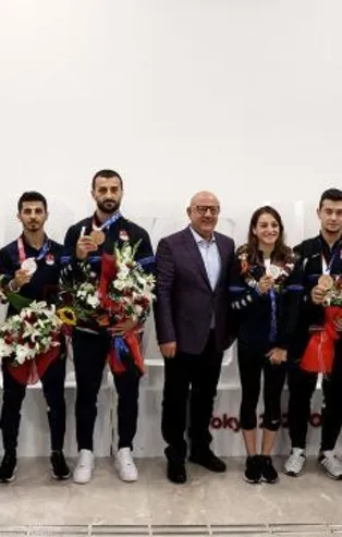 Milli sporcular yurda döndü! Coşkulu karşılama