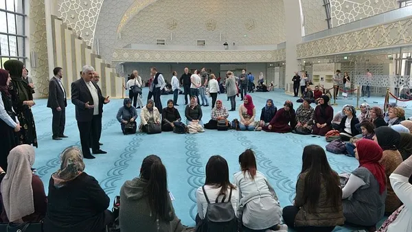 almanyadan-cesur-karar-koln-belediye-baskani-henriette-reker-irkcilara-ragmen-cuma-gunleri-ezan-okunmasina-onay-verdi-1634020290319.jpg Almanya'dan cesur karar! Köln Belediye Başkanı Henriette Reker ırkçılara rağmen cuma günleri ezan okunmasına onay verdi-8