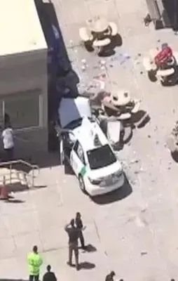 ABD'de araç kalabalığın arasında daldı