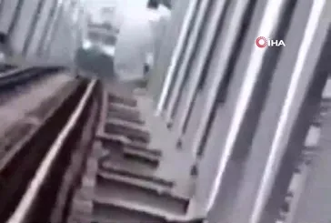 Hindistan'da raylarda video çeken çocuk trenin çarpmasıyla hayatını kaybetti