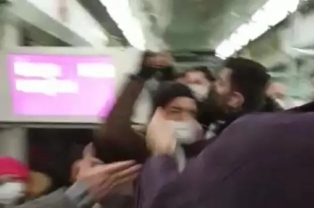 Tramvayda yumruklar konuştu! 'Yol verme' tartışması kavgaya döndü