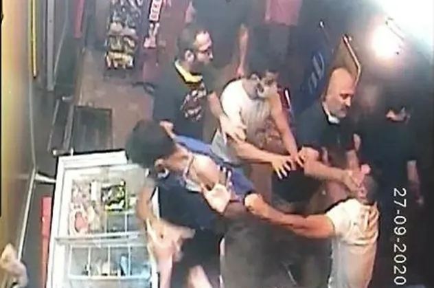 Şişli'de ortalık karıştı: Adam toplayan taraflar, bayiinin önünde meydan kavgasına tutuştu