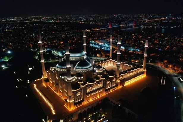 Koronavirüs nedeniyle ibadete kapalı olan Çamlıca Camii Kadir Gecesi'nde havadan görüntülendi-2