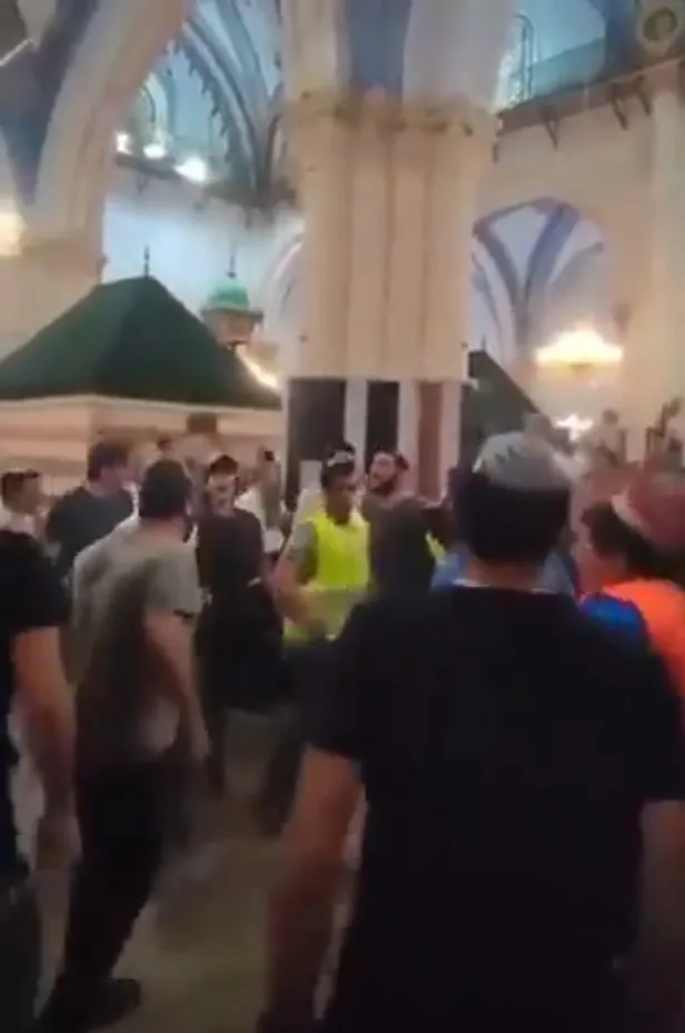 muslumanlarin-girisini-ve-ezan-okunmasini-yasakladilar-fanatik-yahudiler-harem-i-ibrahim-camisinde-konser-veri-1664827901680.jpg