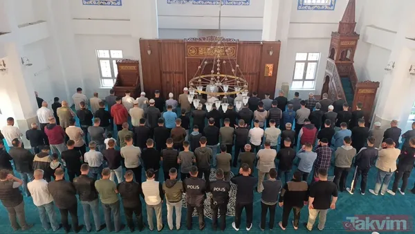 Türkiye'de Camilerde Kurban Bayramı coşkusu! 81 ilde eller semaya açıldı - 1