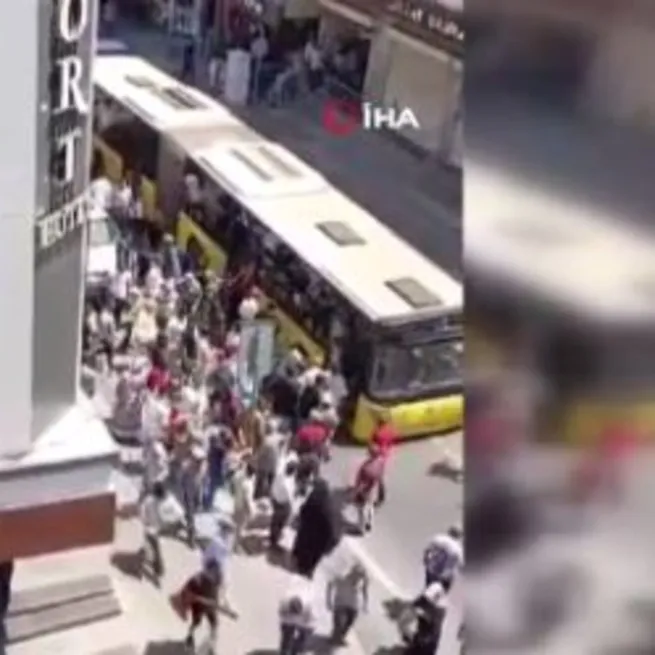 Vatandaş CHPli İBBden bıktı! Yine yeni yeniden İETT arızası! Onlarca vatandaş sıcak havada yürümek zorunda kaldı