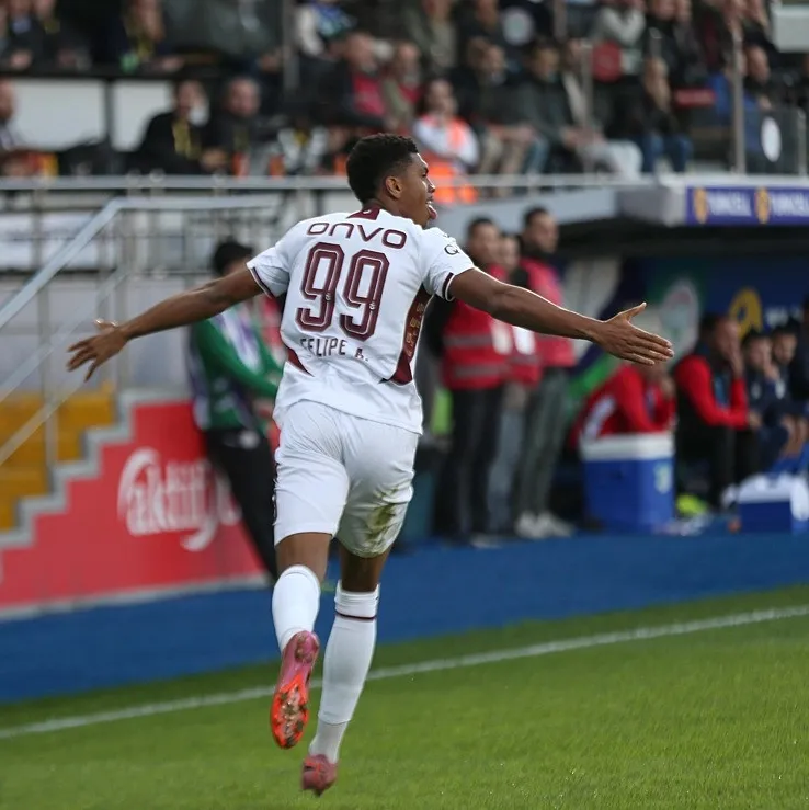 Augusto seriye bağladı