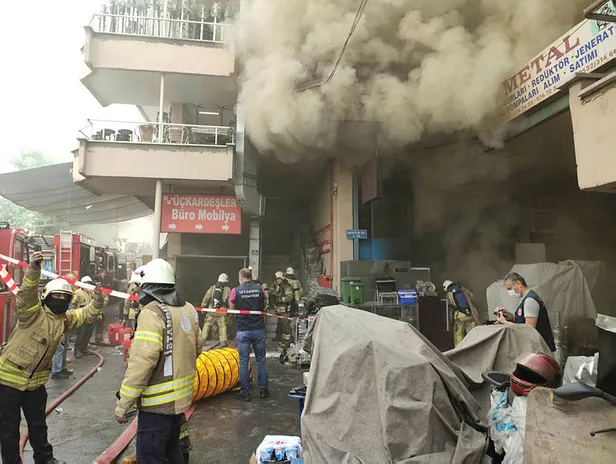 son-dakika-istanbulda-sanayi-sitelerinde-yangin-cikti-ekipler-yangina-mudahe-ediyor-1592553514487.jpg Son dakika: İstanbul'da sanayi sitelerinde yangın çıktı! Ekipler yangına müdahe ediyor-1