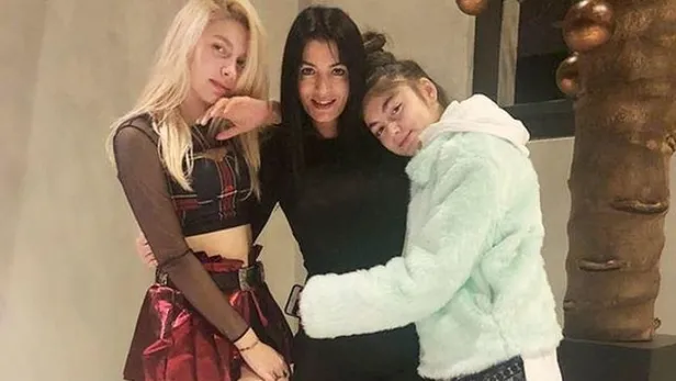 Aleyna Tilki de kimmiş annesi Havva Öztel yırtmaçlı miniyi çekti pabucu dama attı! Fiziğiyle kızının en büyük rakibi-2