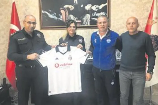 Güneş’ten astsubaya imzalı forma jesti