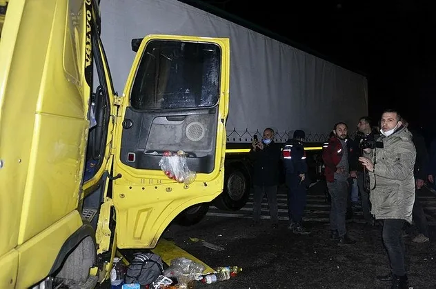 Samsun'un Bafra ilçesinde feci kaza! 3 TIR çarpıştı, 1 yaralı