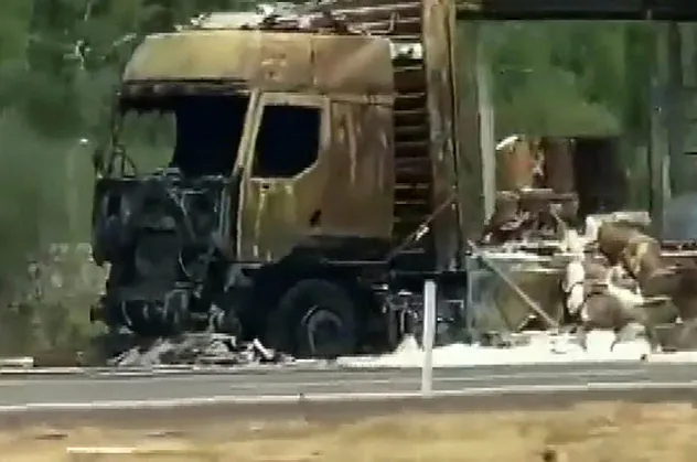 Antalya'da korkutan anlar! Seyir halindeyken bir anda alev aldı