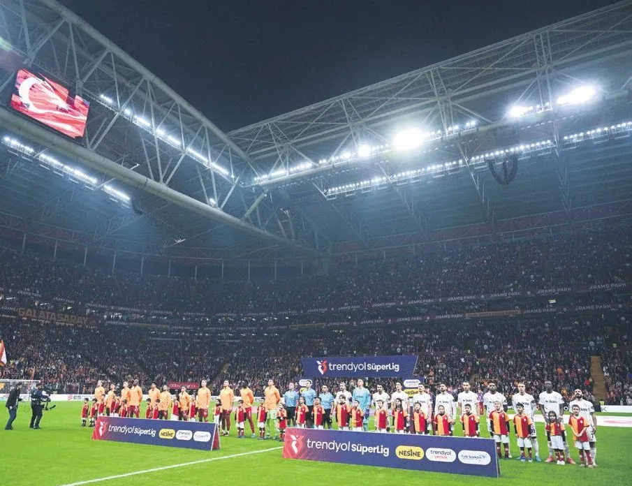 Depremzedeler seremoniye çıktı