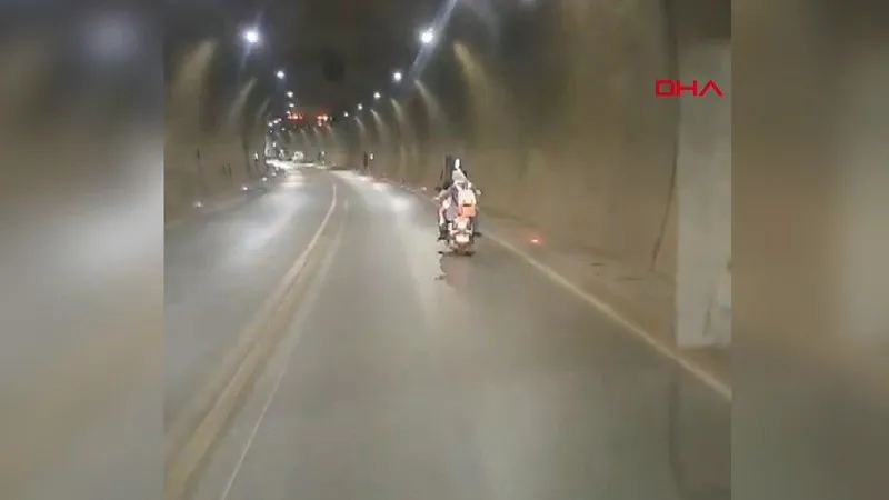 Motosiklet üzerinde tehlikeli yolculuk: Görenler hayrete düştü! O anlar telefon kamerasına böyle yansıdı-4