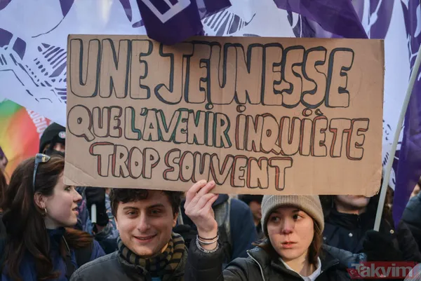 Paris yangın yeri! Fransa'daki 'emeklilik' reformu gösterilerinde gençler de sahnede: Macron'a tepki büyük - 14